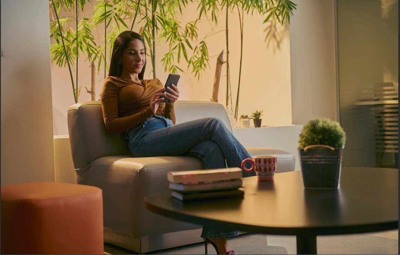 Mujer usando la app MiGrupoQ