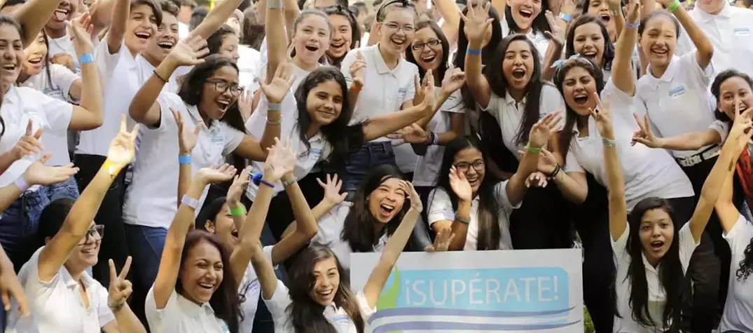 Programas de becas de estudio a niños y jóvenes de recursos limitados.