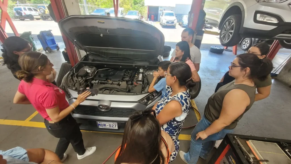 Mujeres aprendieron sobre mecánica básica en taller gratuito de Autopits