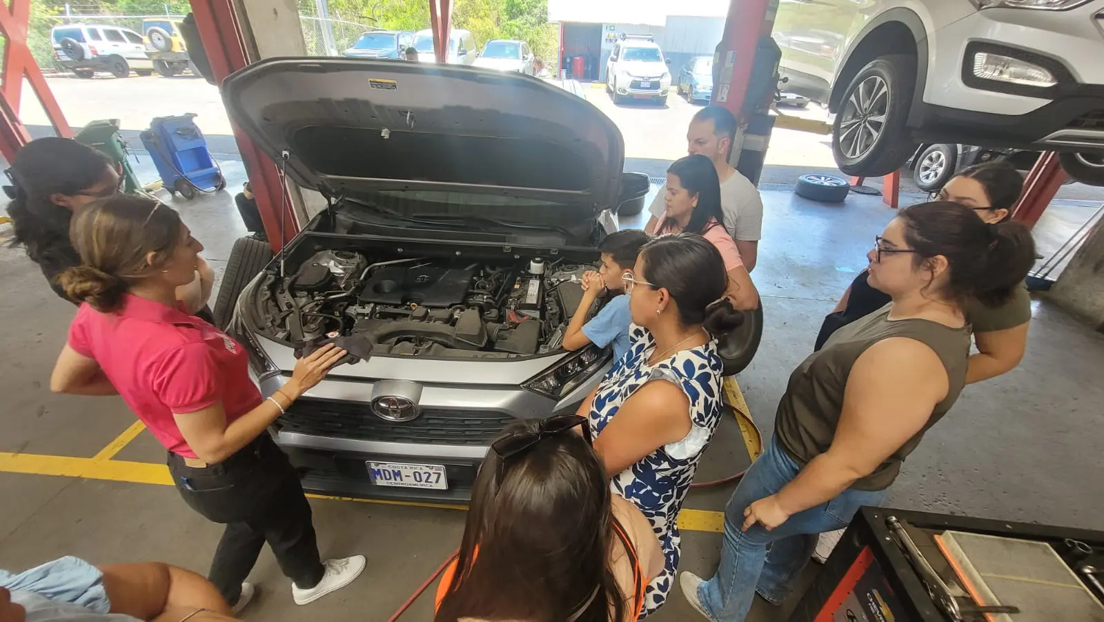 Mujeres aprendieron sobre mecánica básica en taller gratuito de Autopits